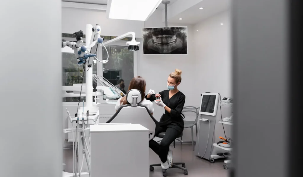 dentista-de-tiro-completo-con-paciente
